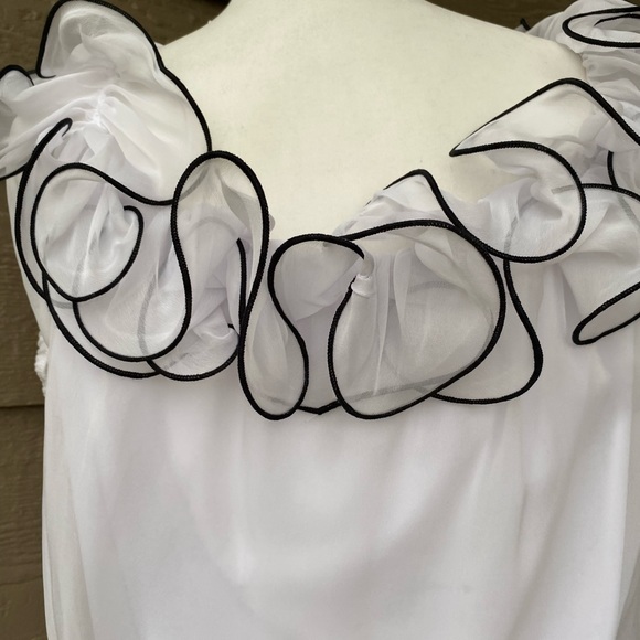 Nikki Italy women's white Sleeveless blouse, size 7(M) Crinkle Ruffles boho - Picture 6 of 15